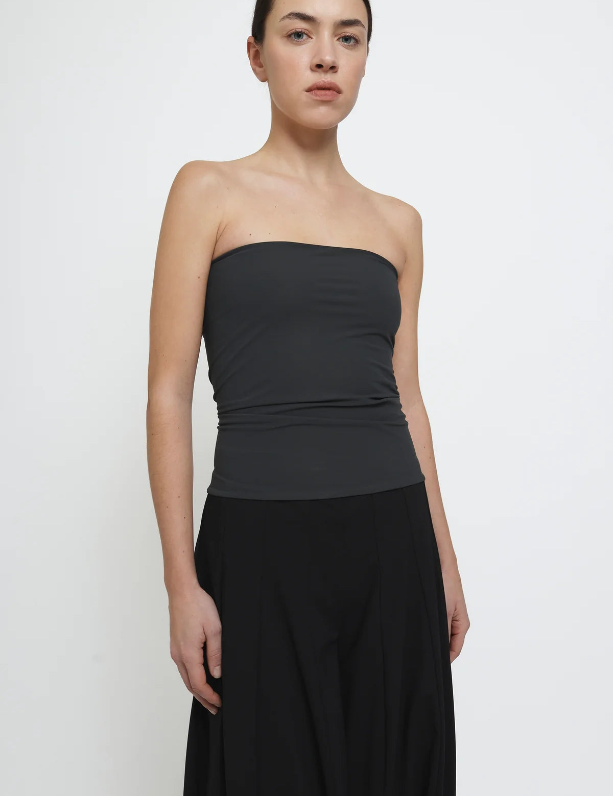 REYEM-Straplessbandeautop-Charcoal2kopie.webp