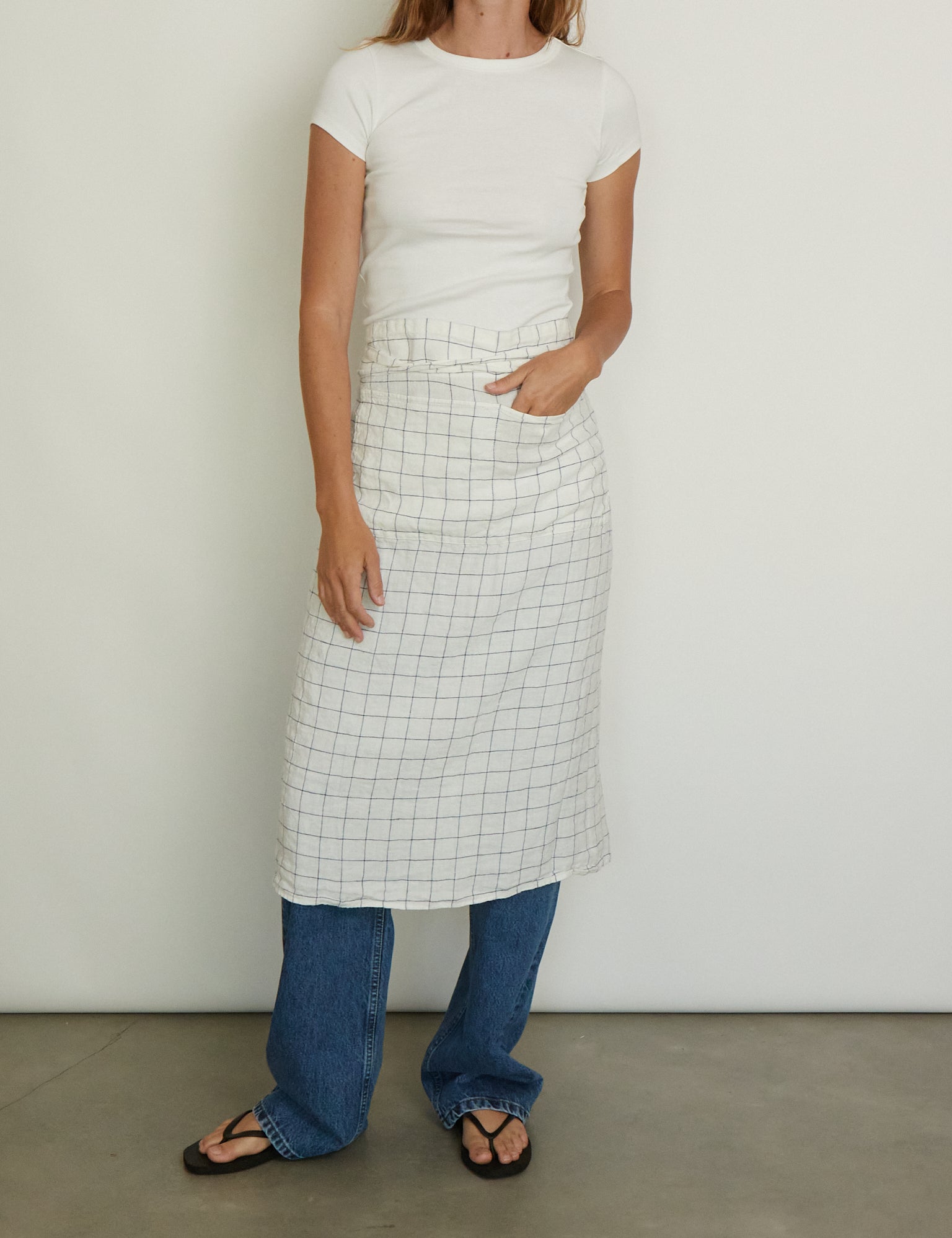 linge-particulier-linen-bistro-apron-navy-checks-shop-sommer.jpg