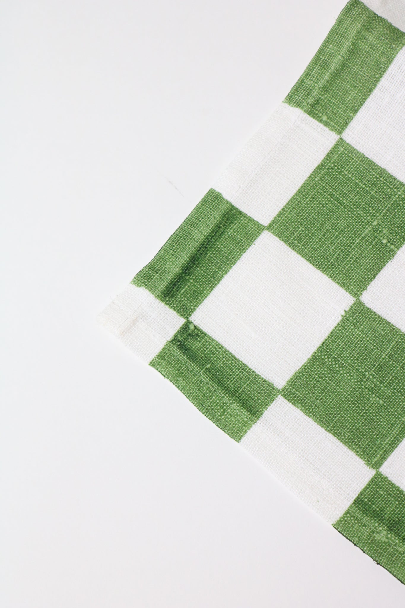 https://shopsommer.com/cdn/shop/products/Shop-Sommer-Bonnie-and-Neil-Checkered-Napkin-Set-10.jpg?v=1677285520&width=2000